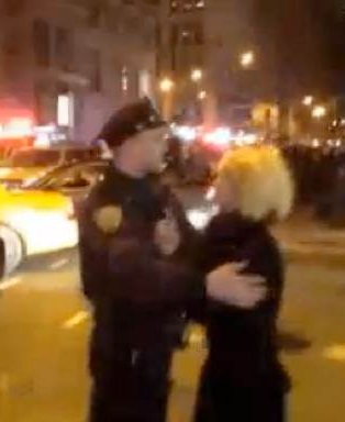Ellen Barkin es empujada por la policía cuando quería cruzar de acera