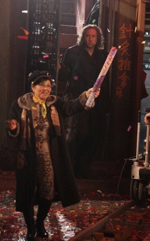 Nicolas Cage detrás de una extra durante el rodaje de "The Sorcerer's Apprentice"