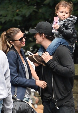 La pareja junto a su hijo Flynn