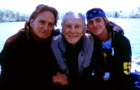 Michael Douglas, Kirk Douglas y Cameron Douglas mientras filmaban "All In the Family"