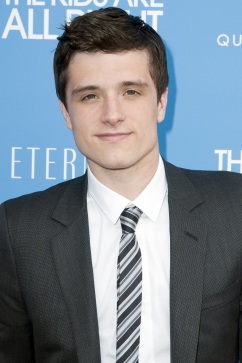 Josh Hutcherson interpreta a Nick, un surfista norteamericano que se enamora sin saber de la sobrina de Pablo Escobar