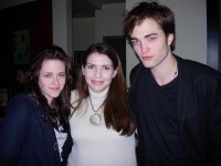 Stephenie Meyer (centro) con los actores Kristen Stewart y Robert Pattinson. La escritora de "Twilight" podría empezar a redactar más libros que continúen la historia de amor.