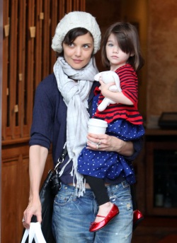 El punto central era la custodia de Suri, la cual vivirá con Katie Holmes en Nueva York. Su padre, podrá visitarla sin problemas.