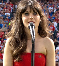 Zooey Deschanel tuvo recientemente una destacada participación interpretando el himno nacional en un juego de la Serie Mundial
